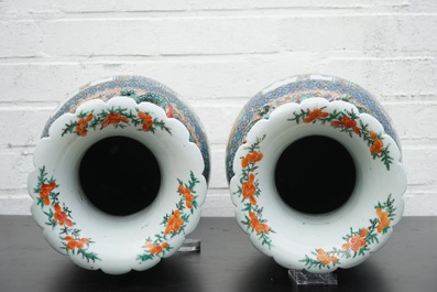 Une paire de vases en porcelaine de Chine famille verte, 19&egrave;me