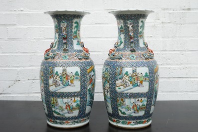 Une paire de vases en porcelaine de Chine famille verte, 19&egrave;me