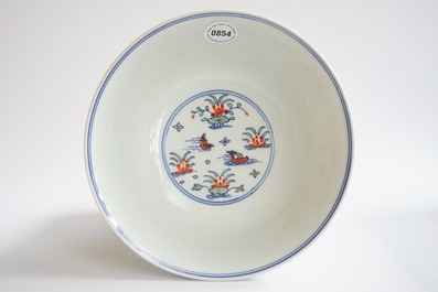 Un bol en porcelaine de Chine doucai aux canards mandarins, marque et prob. &eacute;poque de Qianlong
