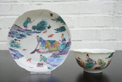 Een Chinese famille rose kop en schotel met decor van de visvangst, Yongzheng, 1723-1735
