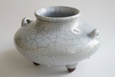 Een Chinese craquel&eacute; glazuur wierookbrander op drie pootjes, Qianlong merk en mog. periode