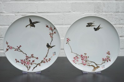 Un lot de 4 assiettes en porcelaine de Chine famille rose aux oiseaux et fleurs, 20&egrave;me