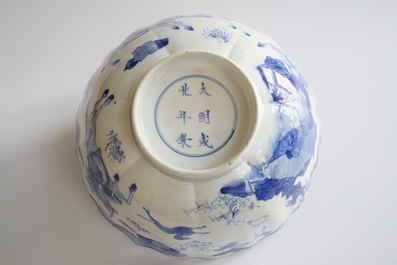 Un bol en porcelaine de Chine bleu et blanc &agrave; d&eacute;cor de cavaliers, Kangxi