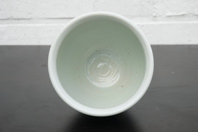 Een Chinese wucai penseelpot op houten sokkel, Transitie periode, 1620-1683