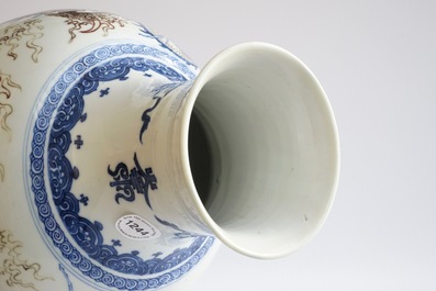 Un vase aux dragons en porcelaine de Chine bleu, blanc et rouge, Kangxi