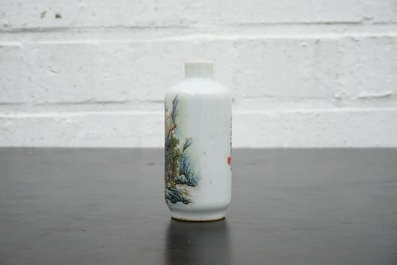 Een Chinees snuifflesje met landschapssdecor, 20e eeuw