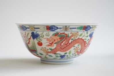 Un bol au dragon et ph&eacute;nix en porcelaine de Chine wucai, marque et p&eacute;riode de Daoguang