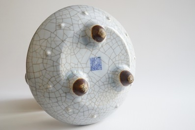 Een Chinese craquel&eacute; glazuur wierookbrander op drie pootjes, Qianlong merk en mog. periode