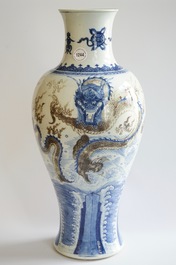 Un vase aux dragons en porcelaine de Chine bleu, blanc et rouge, Kangxi