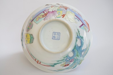 Un bol en porcelaine de Chine famille rose, marque Yongzheng, 19/20&egrave;me