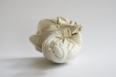 Een Chinese blanc de Chine Guanyin met reli&euml;fmerk, 18e eeuw