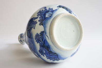 Un vase de forme double gourde en porcelaine de Chine bleu et blanc, &eacute;poque Transition, 1620-1683