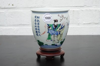 Een Chinese wucai penseelpot op houten sokkel, Transitie periode, 1620-1683