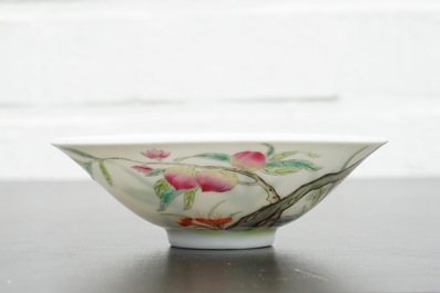 Een set van 9 Chinese famille rose kommetjes met perzikendecor, Guangxu merk en periode