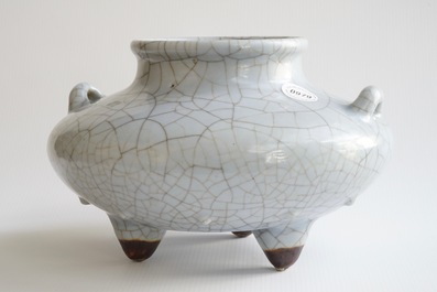Een Chinese craquel&eacute; glazuur wierookbrander op drie pootjes, Qianlong merk en mog. periode