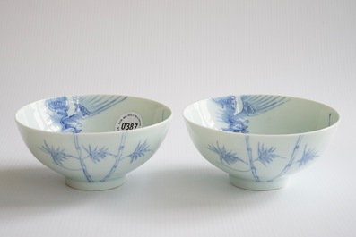 Een paar Chinese blauw-witte "phoenix over de rand" kommen, Yongzheng merk en mog. periode