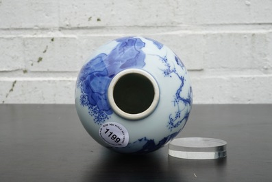 Un vase en porcelaine de Chine bleu et blanc, Kangxi
