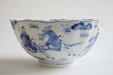 Un bol en porcelaine de Chine bleu et blanc &agrave; d&eacute;cor de cavaliers, Kangxi