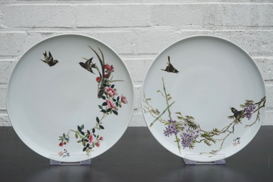 Un lot de 4 assiettes en porcelaine de Chine famille rose aux oiseaux et fleurs, 20&egrave;me