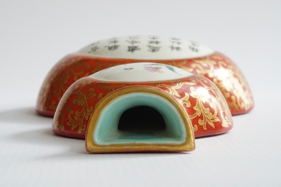 Een Chinees famille rose op verguld en koraalrode fond muurvaasje, gemerkt Qianlong, 19/20e eeuw