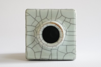Un vase de forme cong en porcelaine &agrave; gla&ccedil;ure de type ge, Chine, 19/20&egrave;me