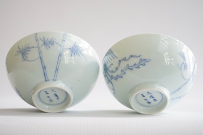 Een paar Chinese blauw-witte "phoenix over de rand" kommen, Yongzheng merk en mog. periode