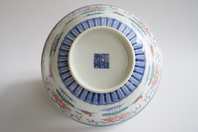 Un bol en porcelaine de Chine doucai aux canards mandarins, marque et prob. &eacute;poque de Qianlong