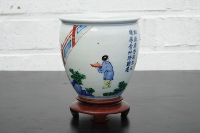 Een Chinese wucai penseelpot op houten sokkel, Transitie periode, 1620-1683