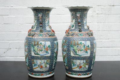 Une paire de vases en porcelaine de Chine famille verte, 19&egrave;me