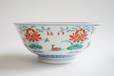 Un bol en porcelaine de Chine doucai aux canards mandarins, marque et prob. &eacute;poque de Qianlong