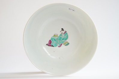 Un bol en porcelaine de Chine famille rose, marque Yongzheng, 19/20&egrave;me