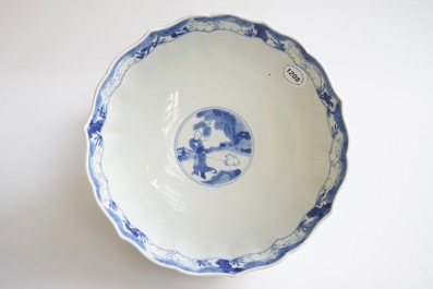 Un bol en porcelaine de Chine bleu et blanc &agrave; d&eacute;cor de cavaliers, Kangxi
