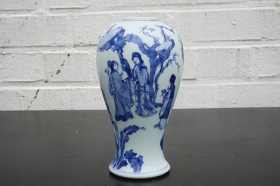 Un vase en porcelaine de Chine bleu et blanc, Kangxi