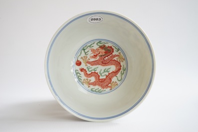 Un bol au dragon et ph&eacute;nix en porcelaine de Chine wucai, marque et p&eacute;riode de Daoguang