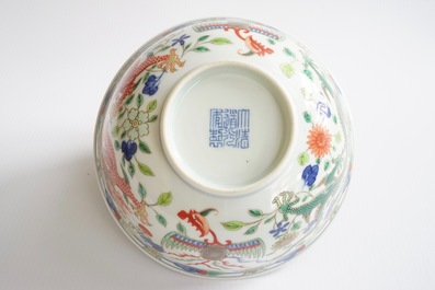 Un bol au dragon et ph&eacute;nix en porcelaine de Chine wucai, marque et p&eacute;riode de Daoguang