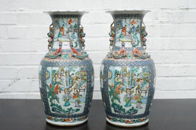 Une paire de vases en porcelaine de Chine famille verte, 19&egrave;me
