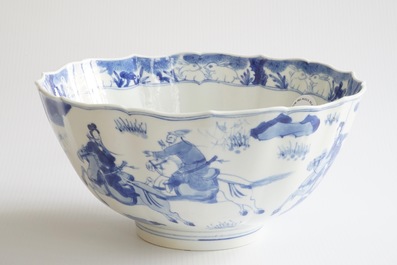 Un bol en porcelaine de Chine bleu et blanc &agrave; d&eacute;cor de cavaliers, Kangxi