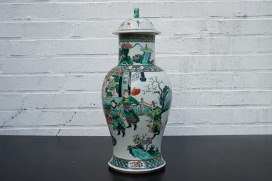 Een Chinese famille verte dekselvaas met een hofsc&egrave;ne, 19e eeuw