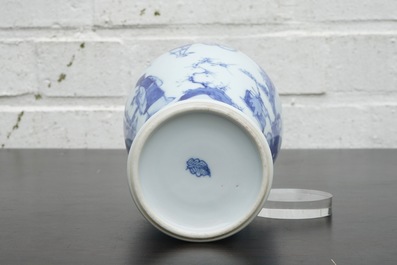 Un vase en porcelaine de Chine bleu et blanc, Kangxi