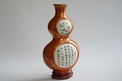 Een Chinees famille rose op verguld en koraalrode fond muurvaasje, gemerkt Qianlong, 19/20e eeuw