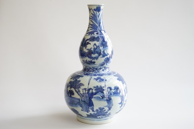 Un vase de forme double gourde en porcelaine de Chine bleu et blanc, &eacute;poque Transition, 1620-1683