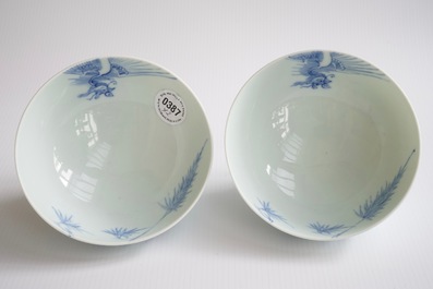 Een paar Chinese blauw-witte "phoenix over de rand" kommen, Yongzheng merk en mog. periode