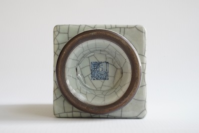 Un vase de forme cong en porcelaine &agrave; gla&ccedil;ure de type ge, Chine, 19/20&egrave;me