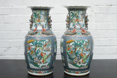 Une paire de vases en porcelaine de Chine famille verte, 19&egrave;me