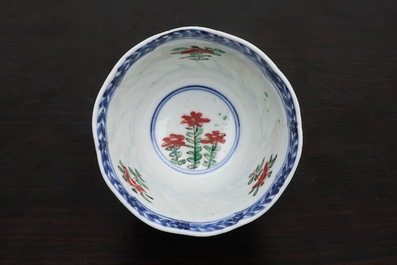 Een lot van 6 Chinese famille verte koppen en 7 schotels met decor van hanen, Kangxi