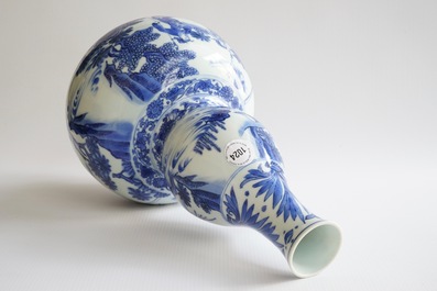 Un vase de forme double gourde en porcelaine de Chine bleu et blanc, &eacute;poque Transition, 1620-1683