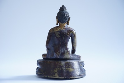 Un mod&egrave;le de Bouddha assis en bronze dor&eacute; et un gar&ccedil;on en ivoire sculpt&eacute;, Chine, 19&egrave;me