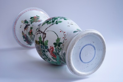 Un vase en porcelaine de Chine famille verte aux fleurs et oiseaux, Kangxi