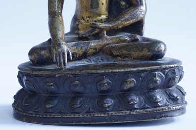Un mod&egrave;le de Bouddha assis en bronze dor&eacute; et un gar&ccedil;on en ivoire sculpt&eacute;, Chine, 19&egrave;me