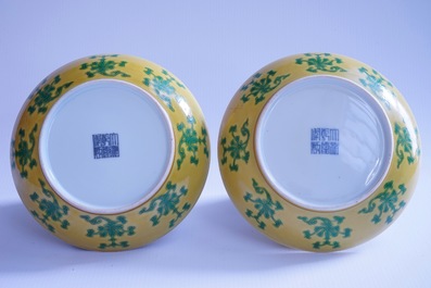 Une paire de petits plats en porcelaine de Chine monochrome jaune, marque et prob. p&eacute;riode de Qianlong